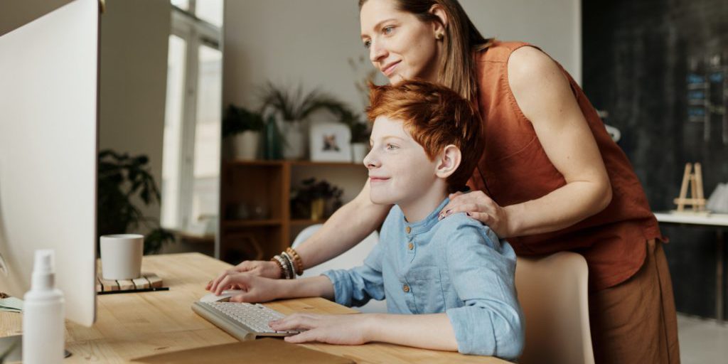 pexels-julia-m-cameron-4145355 parent's-guiding-teaching-coding-at-home