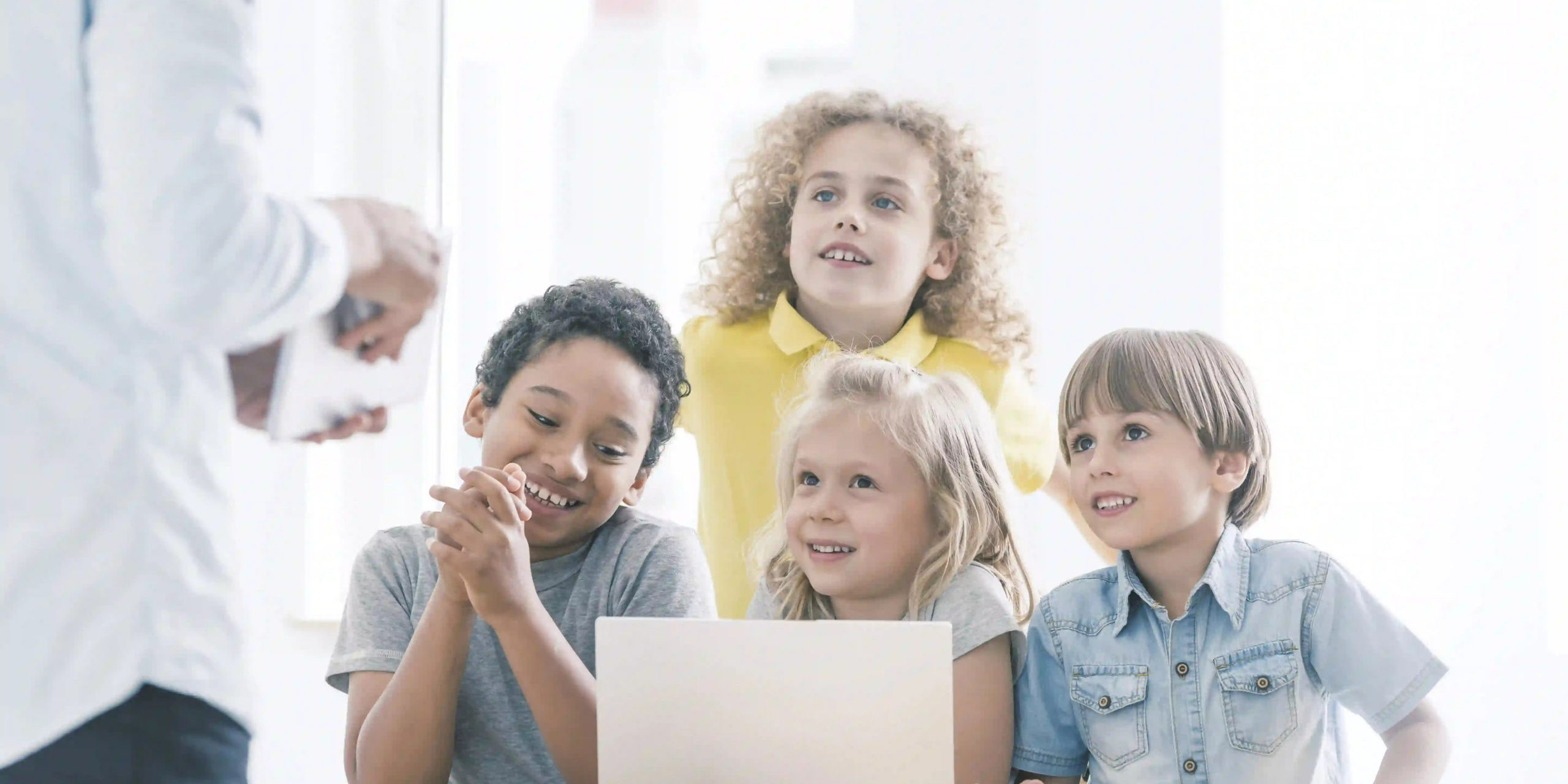 smiling-children-during-programm-_1__1 Kids-working-on-coding